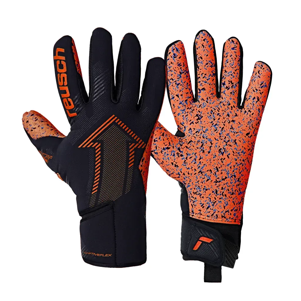 Un par de guantes de portero de fútbol de la marca Reusch