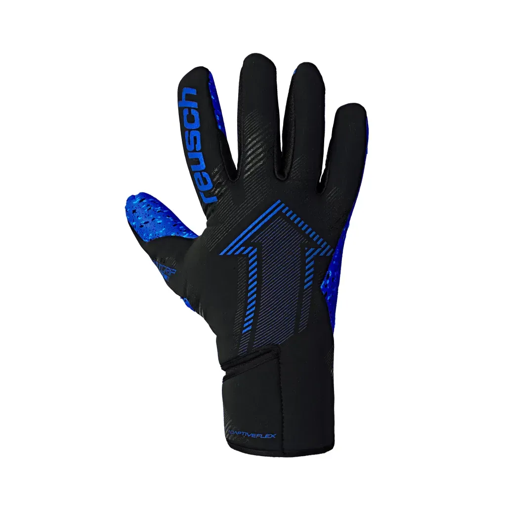 Un par de guantes de portero de fútbol Reusch de color negro y azul sobre un fondo blanco.