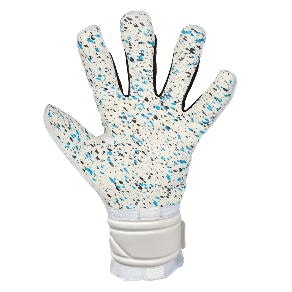 Un par de guantes de portero Reusch blancos con la palma moteada en azul y negro y el logotipo negro en el dorso.