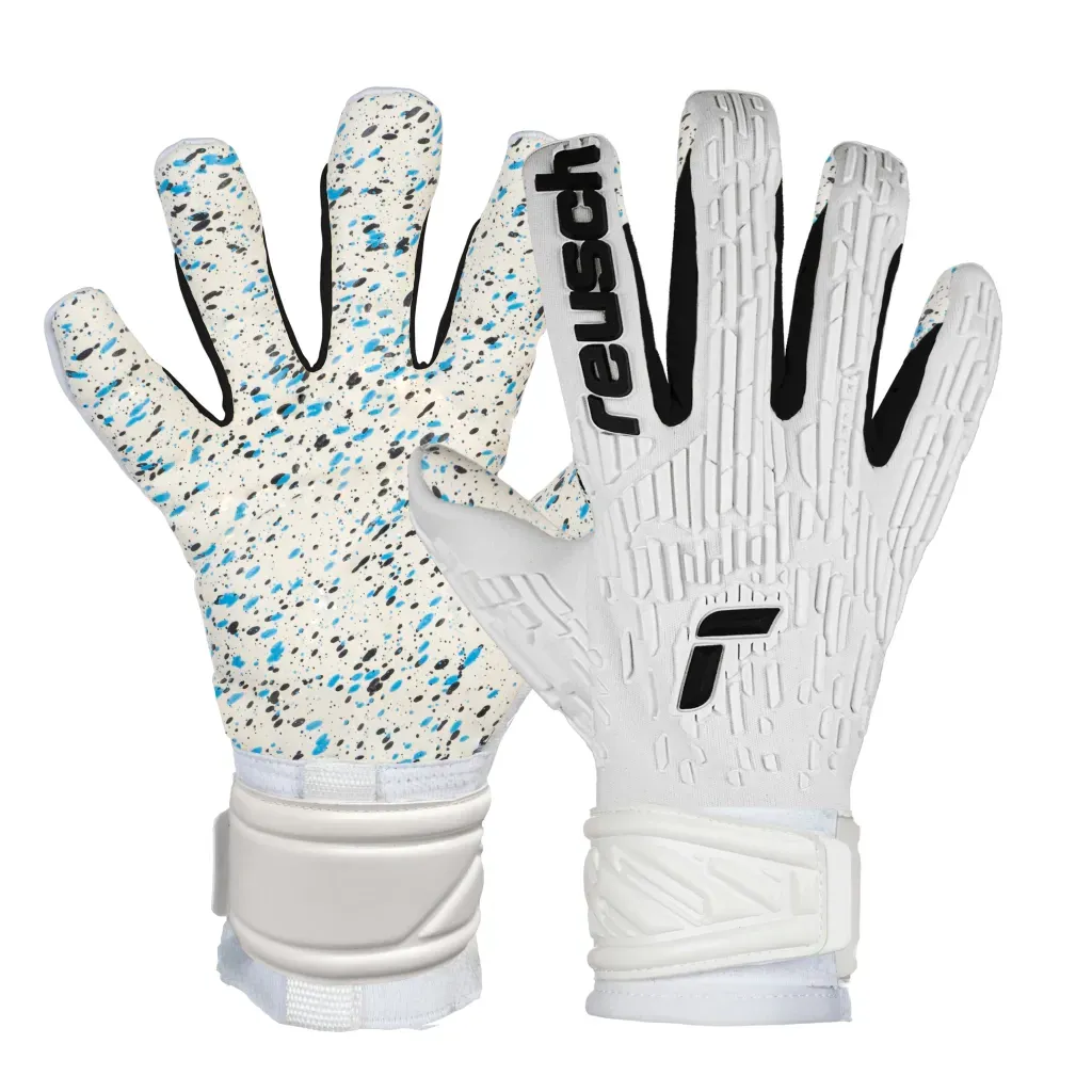 Par de guantes de portero Reusch blancos que muestran la palma moteada en el izquierdo y el dorso con el logotipo blanco en el derecho.