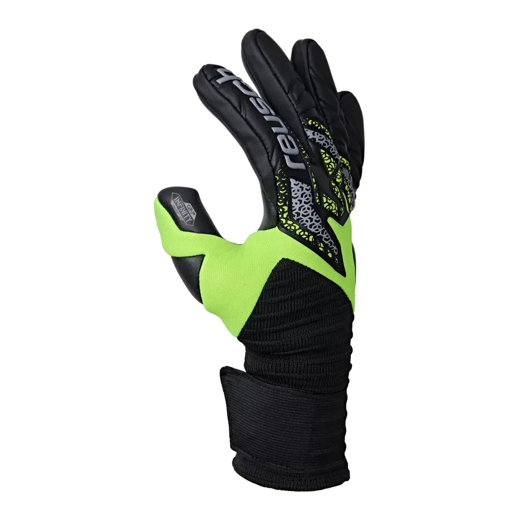 Un par de guantes de portero de fútbol Reusch de color negro y amarillo neón sobre un fondo blanco.