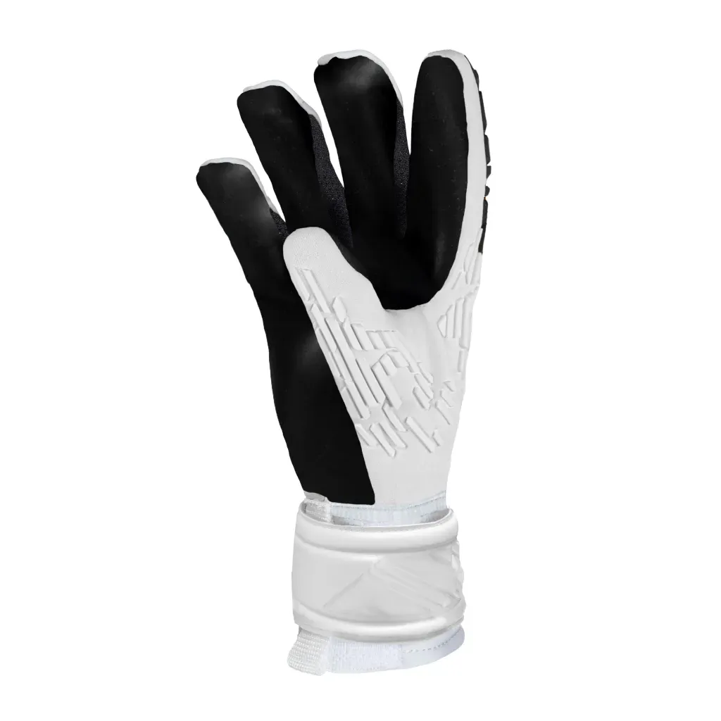 Un guante de portero Reusch blanco y negro con el dorso texturizado y una correa blanca en la muñeca, sobre un fondo blanco.
