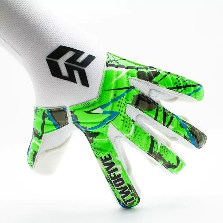 Un par de guantes blancos de portero de fútbol con detalles gráficos en verde y negro y un logotipo negro sobre fondo blanco.