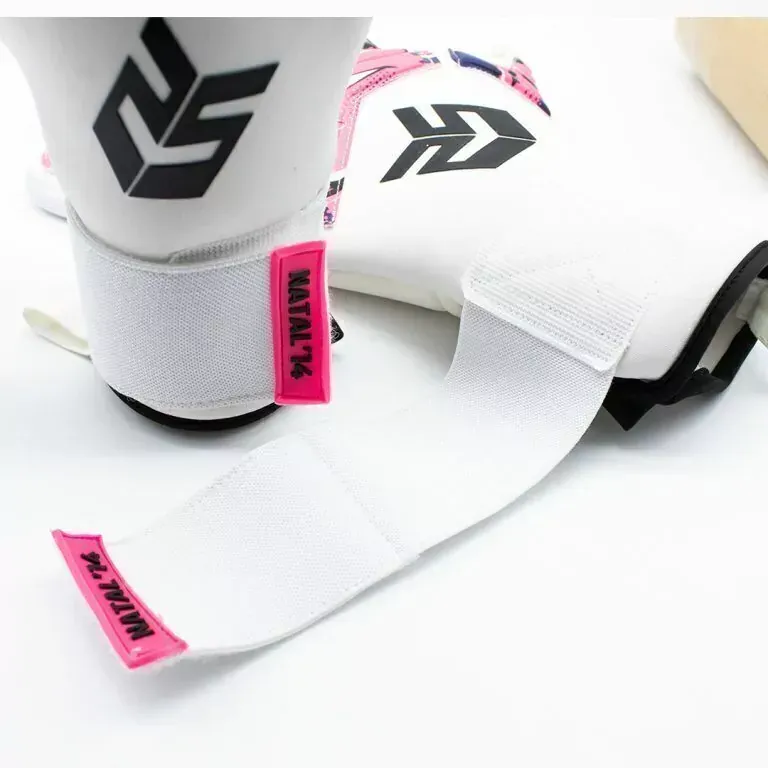 Un par de guantes blancos de portero de fútbol