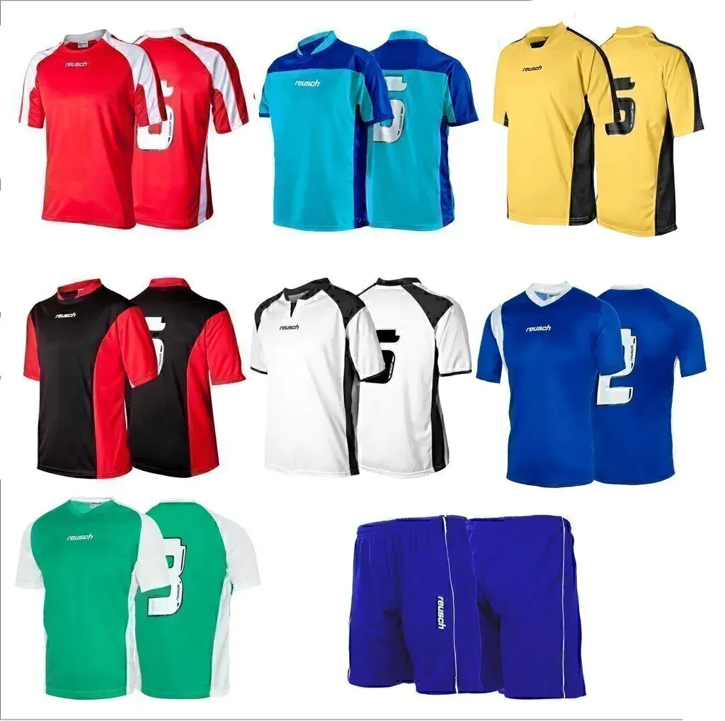Camisetas y pantalones cortos de fútbol en varios colores: rojo, azul, amarillo, negro, blanco y verde. Numerados en la espalda.