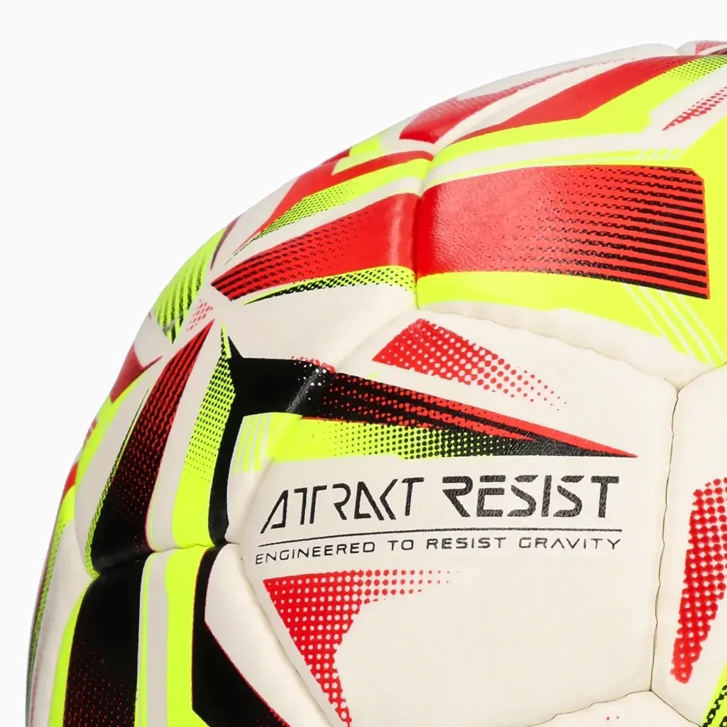 Un balón de fútbol blanco de la marca Reusch con un estampado geométrico en rojo, amarillo y negro sobre un fondo liso.
