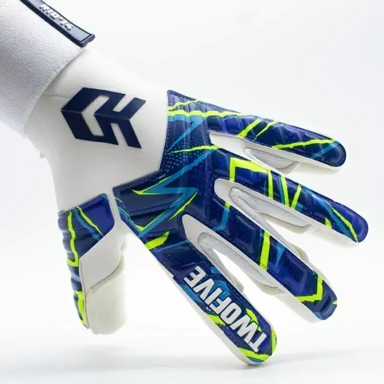 Un par de guantes de portero de fútbol blancos