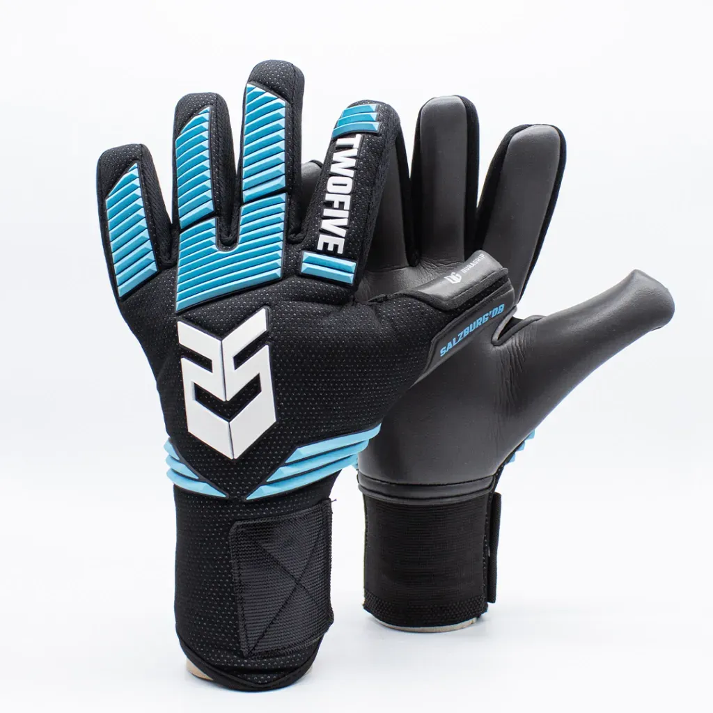 Dos guantes de portero, uno negro y otro azul claro, mostrados desde el frente y el reverso sobre un fondo blanco liso.