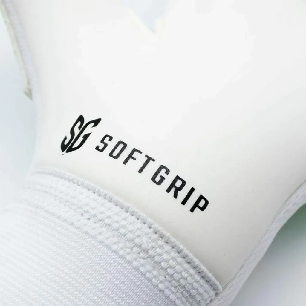 Un par de guantes de portero TwoFive con palmas blancas y el dorso estampado en azul y naranja sobre fondo blanco.