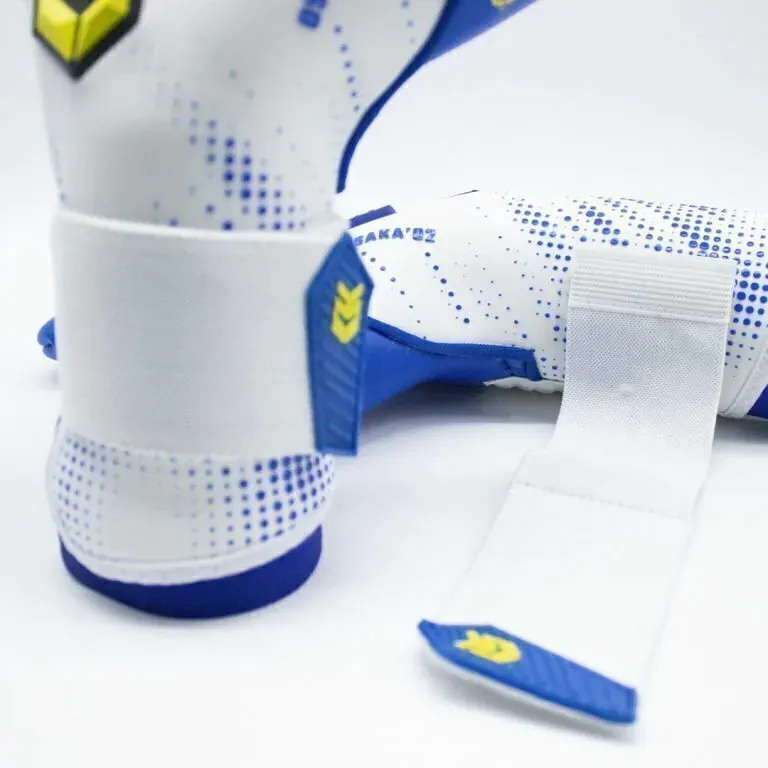 Un par de guantes de portero de fútbol profesional, blancos y azules, con el logotipo