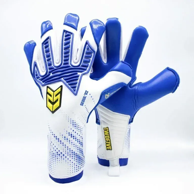 Un par de guantes de portero de fútbol profesional, blancos y azules, con el logotipo