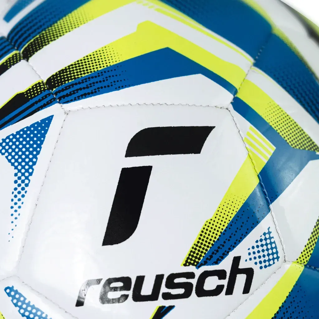Balón de fútbol blanco con motivos geométricos azules y amarillo neón, y el logotipo de Reusch centrado sobre un panel blanco.