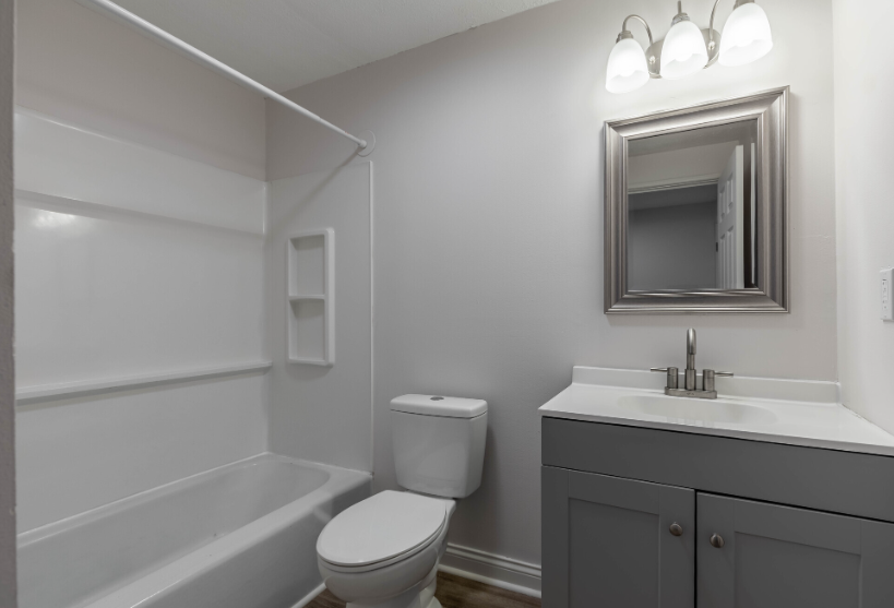 Rocky Creek Townhouse Apartments bathroom