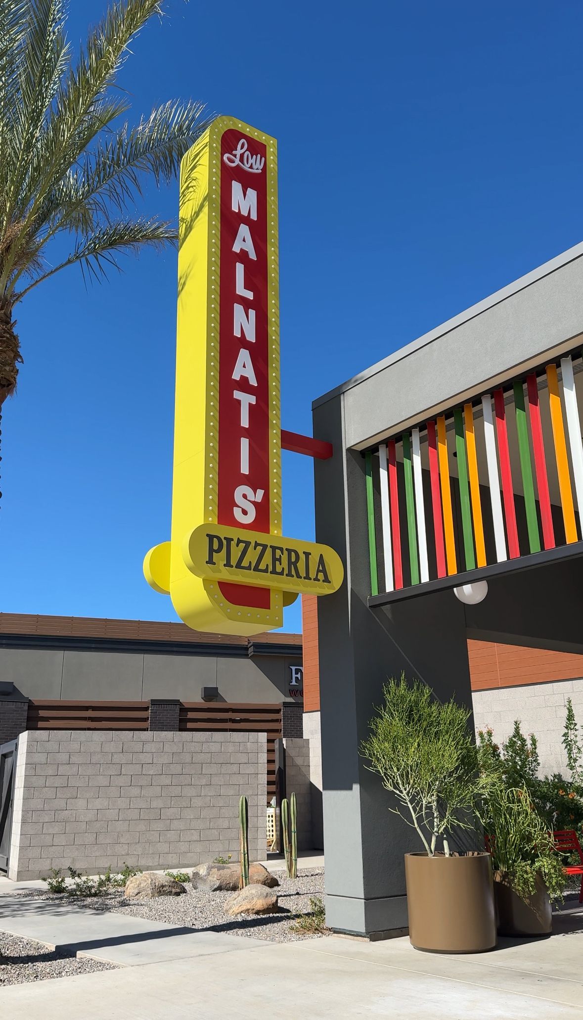 A yellow and red sign for malnati 's pizzeria