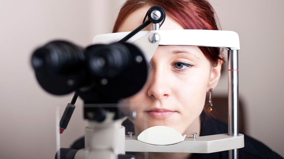 Clínica Oftalmológica Unigarro mujer en revisión óptica