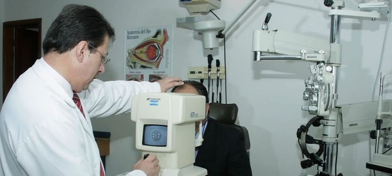 Clínica Oftalmológica Unigarro hombre en revisión de los ojos
