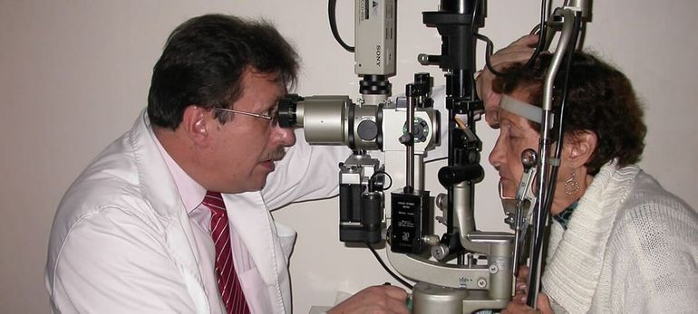 Clínica Oftalmológica Unigarro doctor revisando ojos a paciente