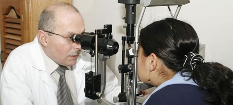 Clínica Oftalmológica Unigarro mujer en cita oftalmológica