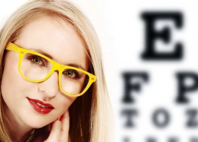 Clínica Oftalmológica Unigarro mujer con gafas amarillas