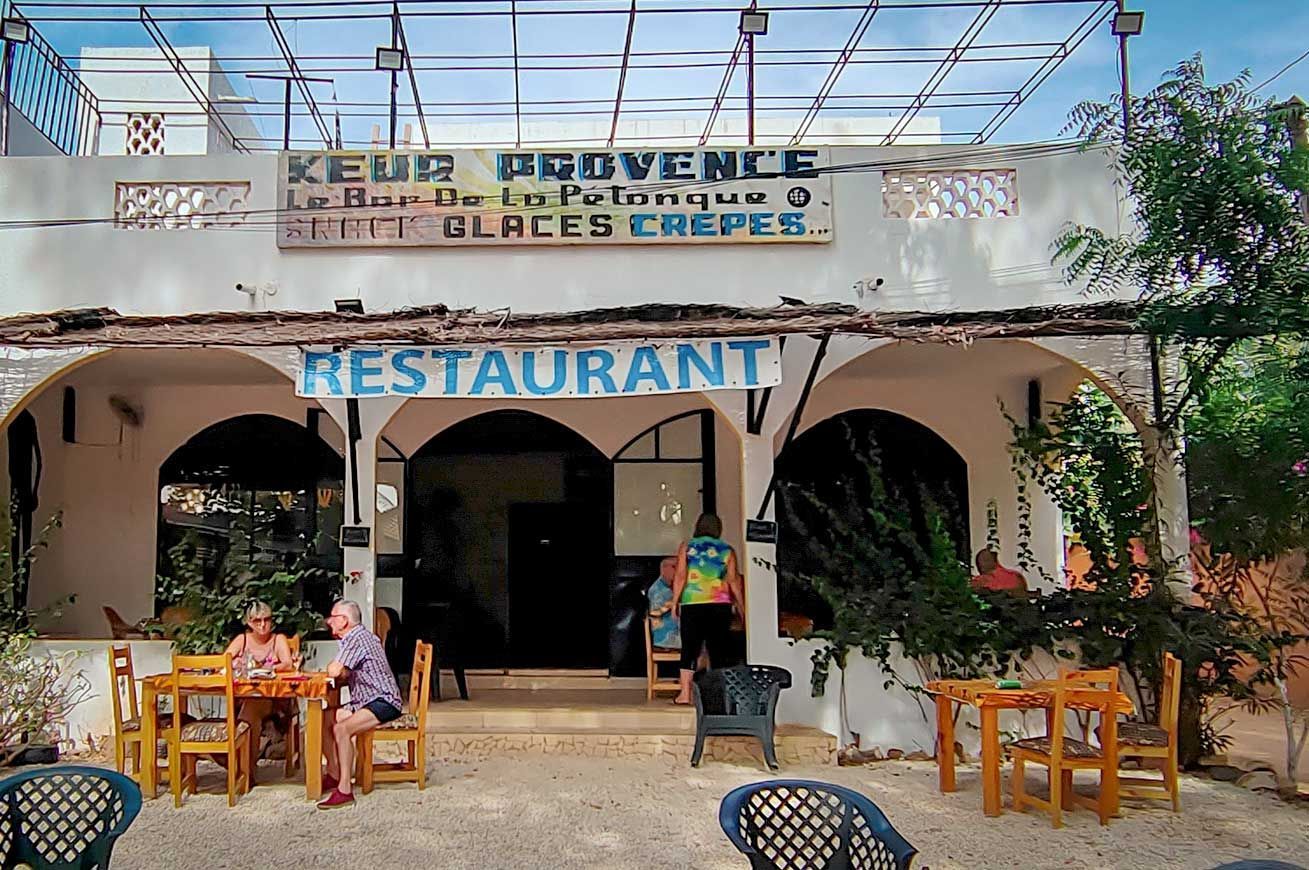 Keur Provence , restaurant pour les passionnés de pétanque à Saly Niakh Niakhal  au Sénégal.