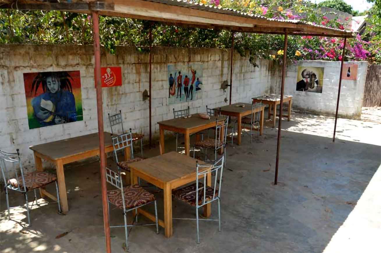 Bar chez Benjamin à Warang au Sénégal.