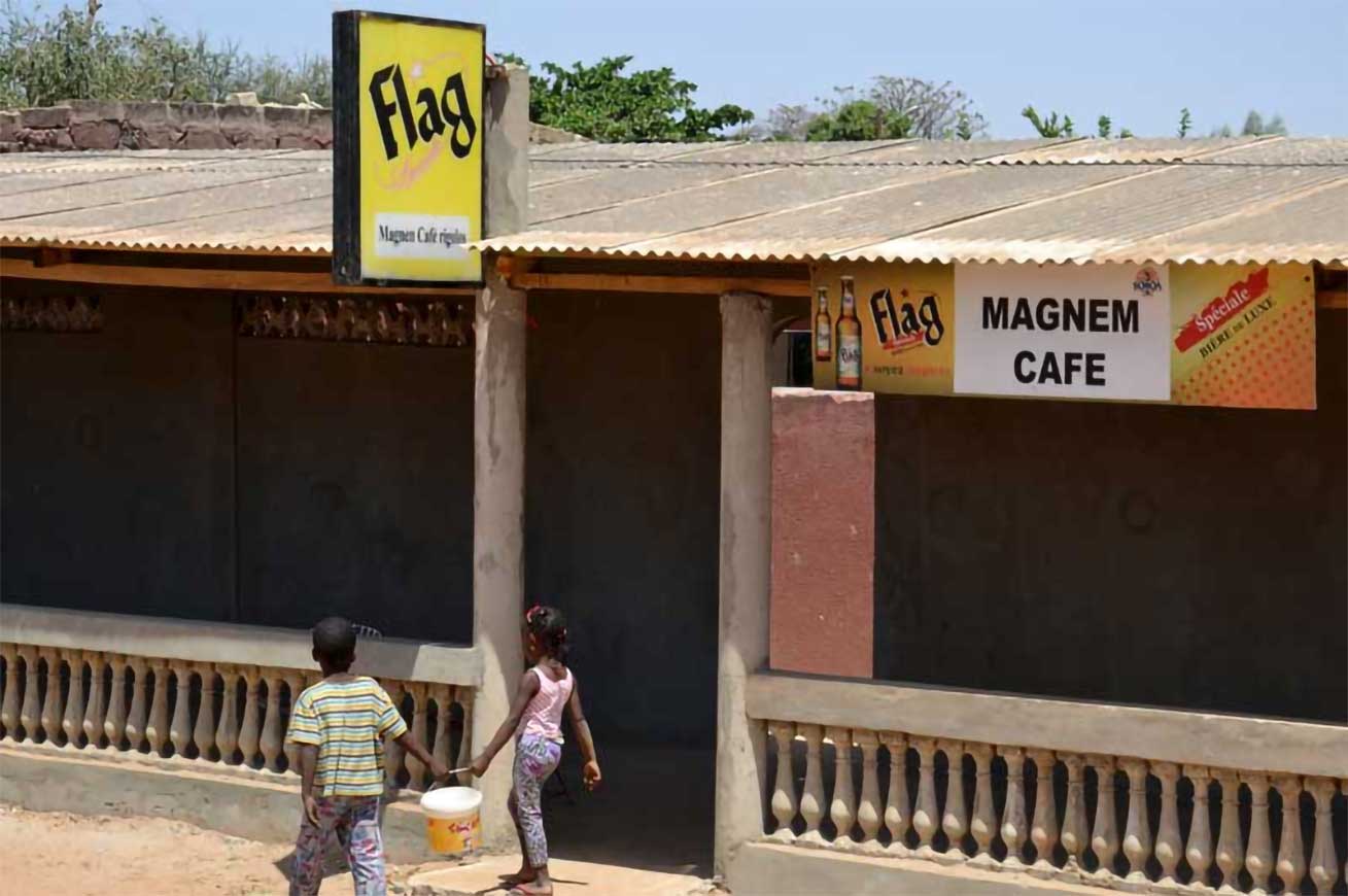 Bar le Magnem, le bar des rigolos à Warang au Sénégal