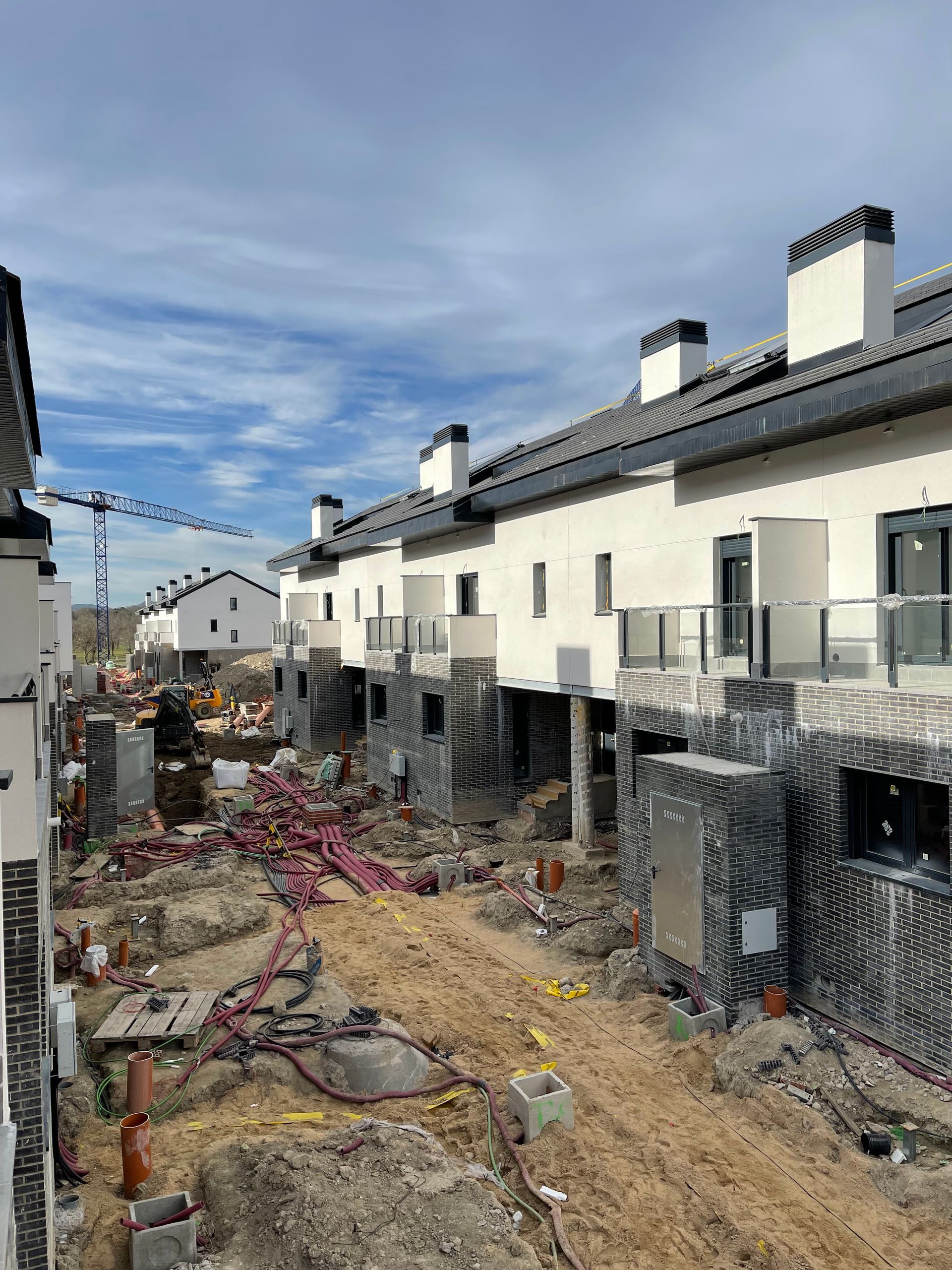 Sitio de construcción con hileras de casas adosadas en construcción.