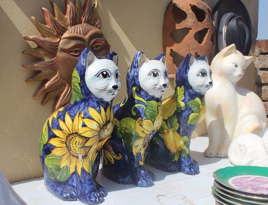 statuette di gatti colorati