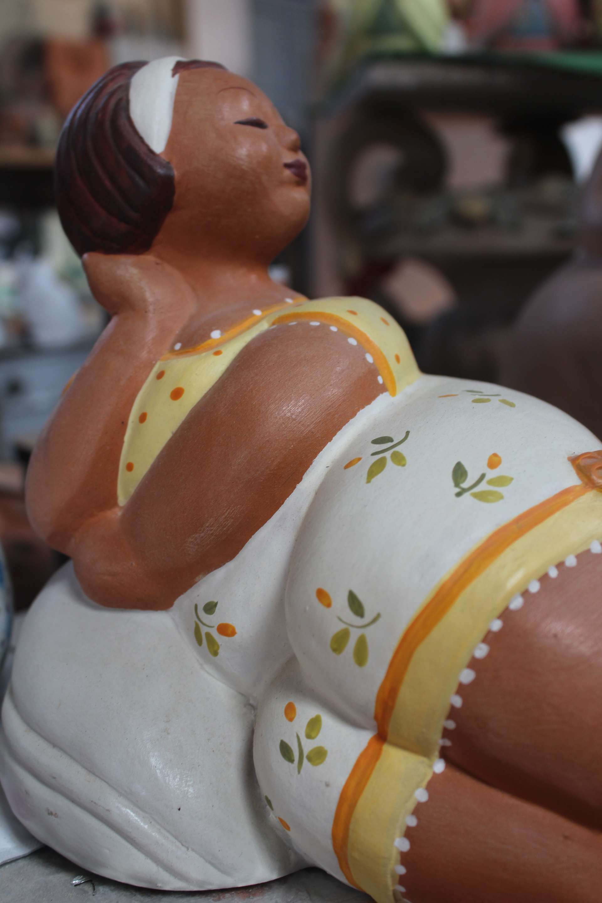 donne in terracotta particolare