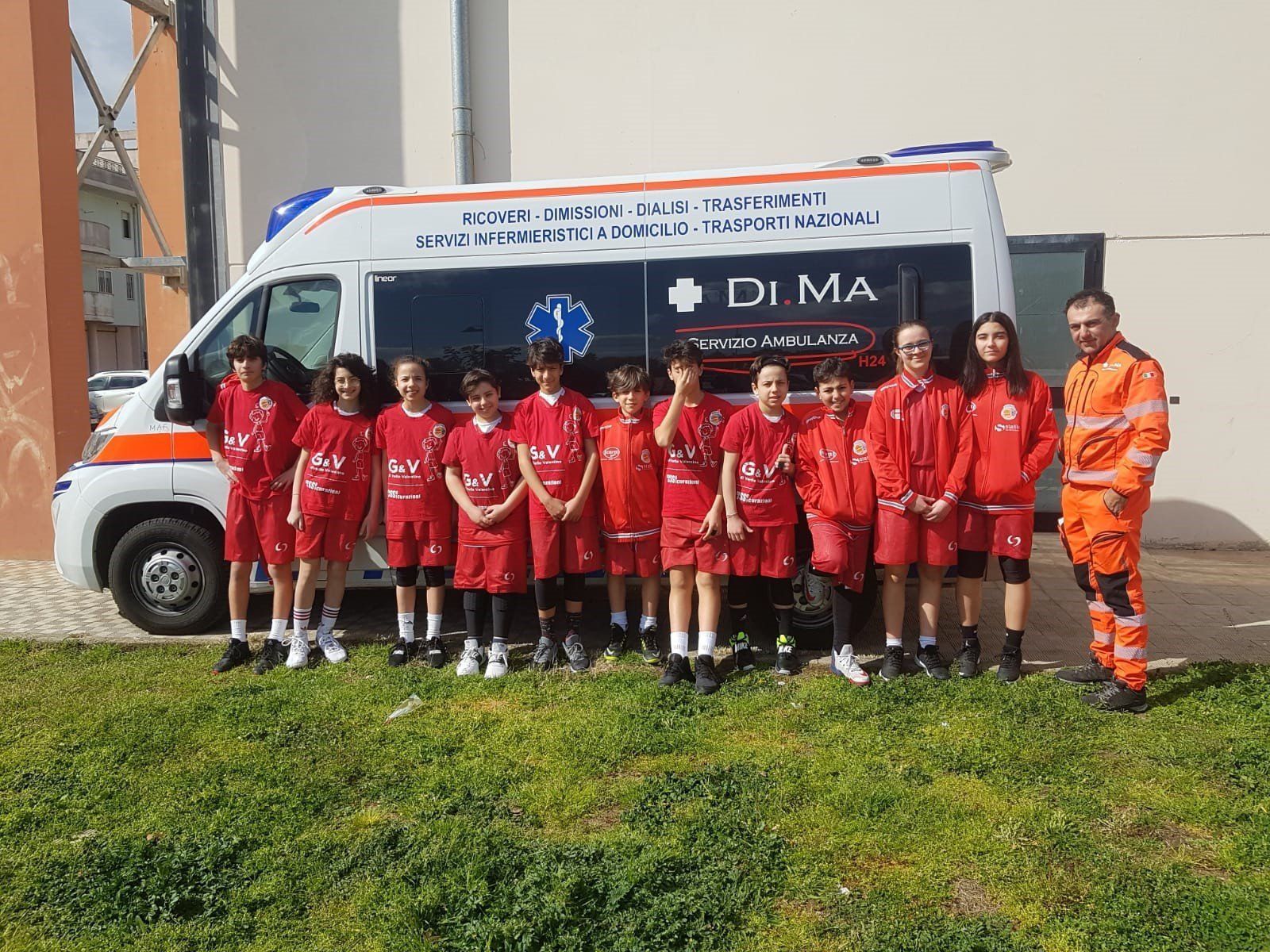 foto gruppo ragazzi con ambulanza dietro