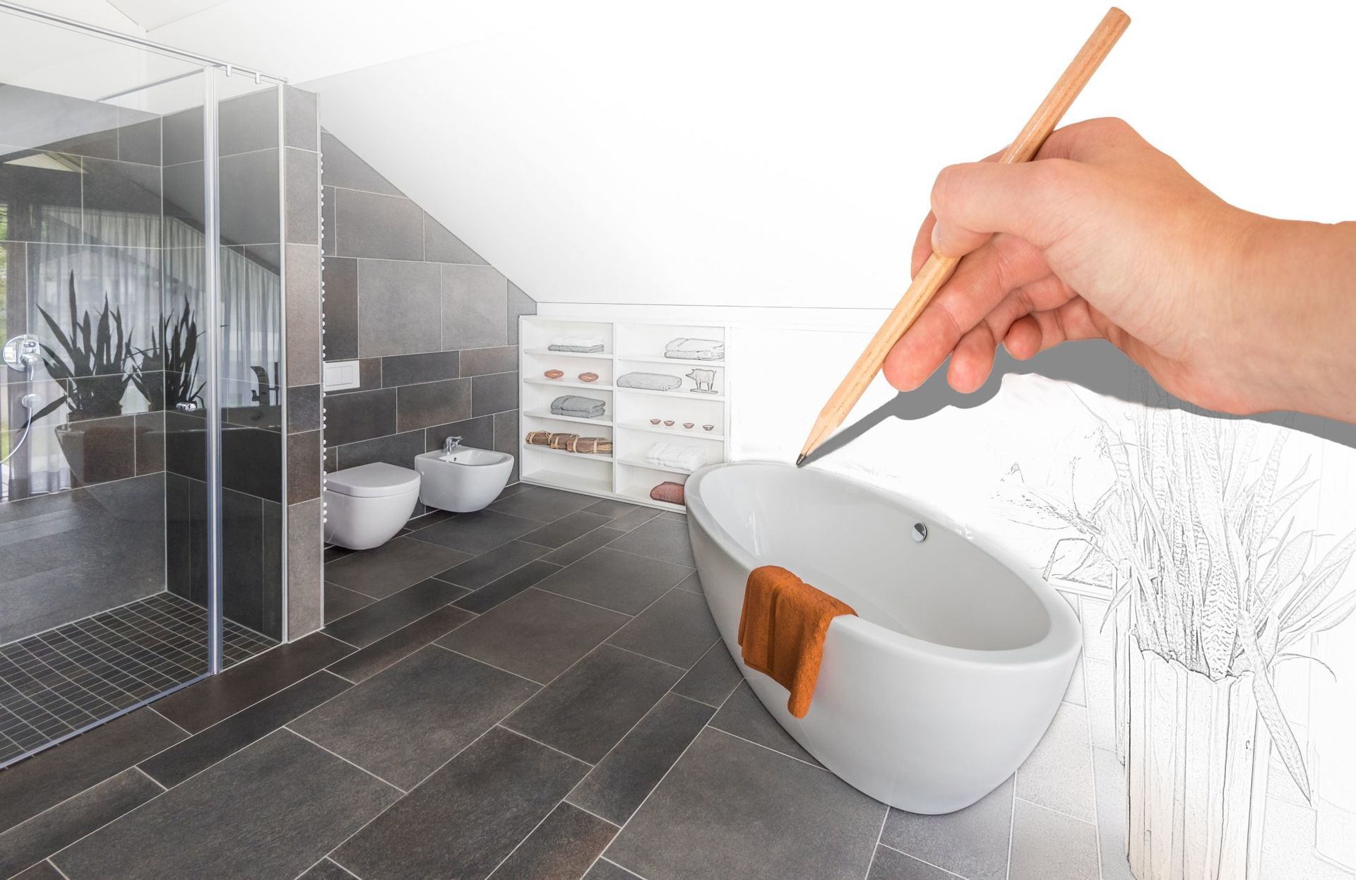 Eine Person zeichnet ein Badezimmer mit Badewanne und Toiletten