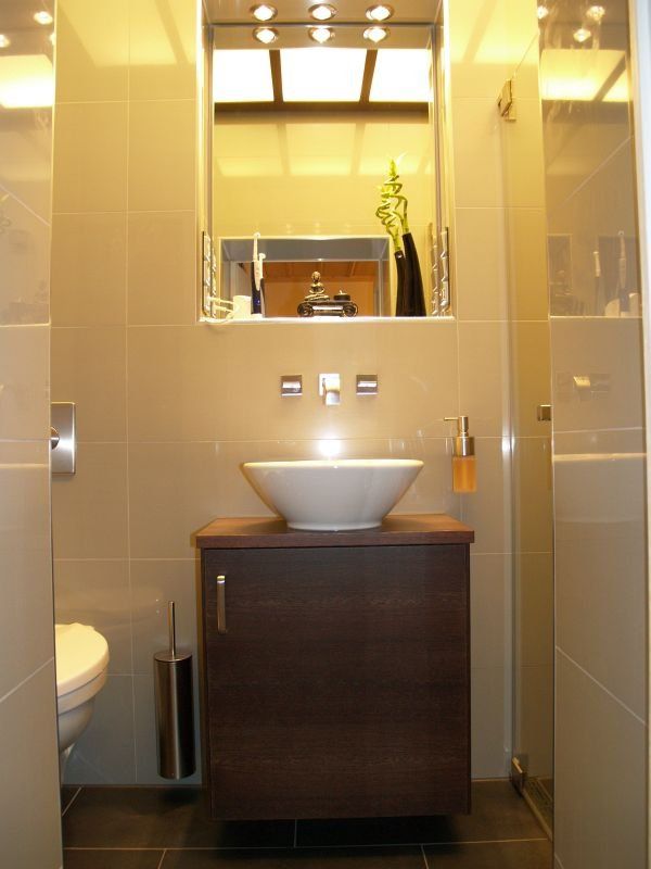 Ein Badezimmer mit Waschbecken, Toilette und Spiegel