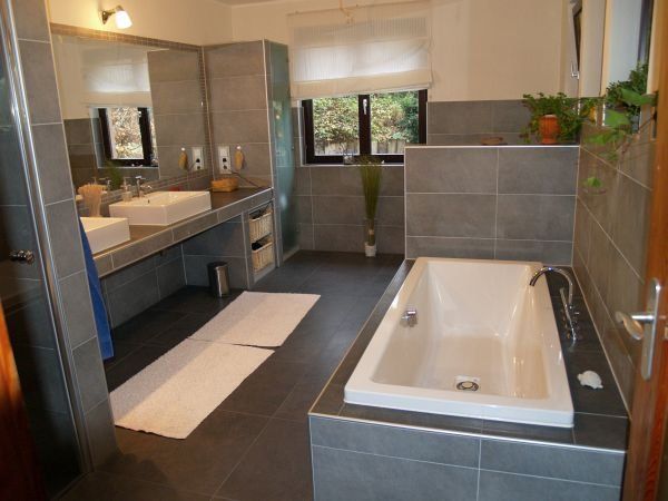 Ein Badezimmer mit zwei Waschbecken und einer Badewanne