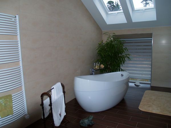 Eine Badewanne in einem Badezimmer mit einem Oberlicht darüber