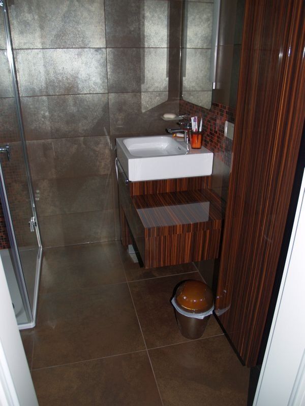 Ein Badezimmer mit Waschbecken und Mülleimer