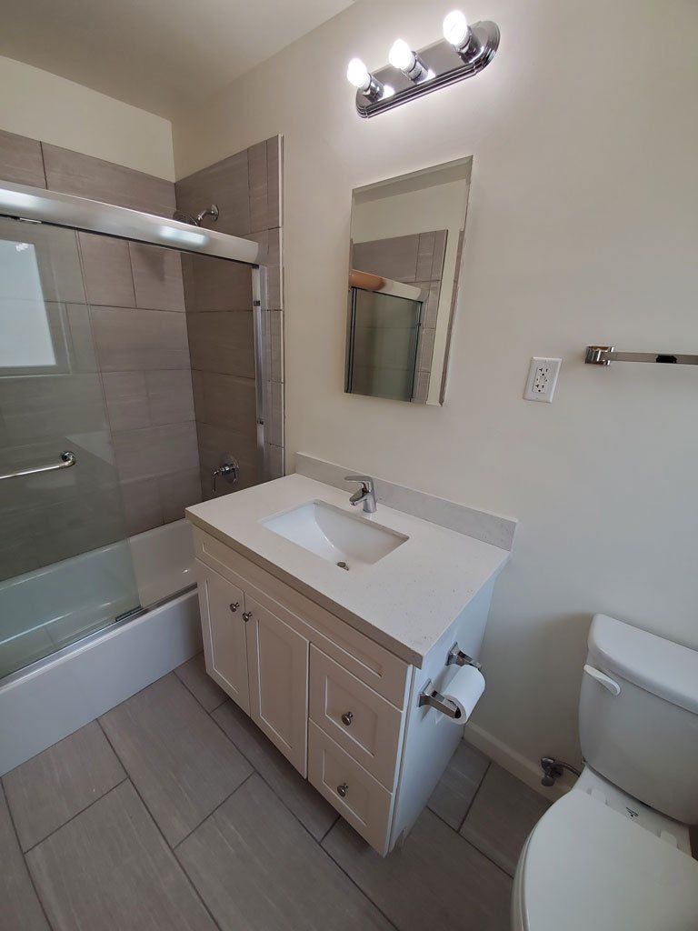 1915 Murchison bathroom