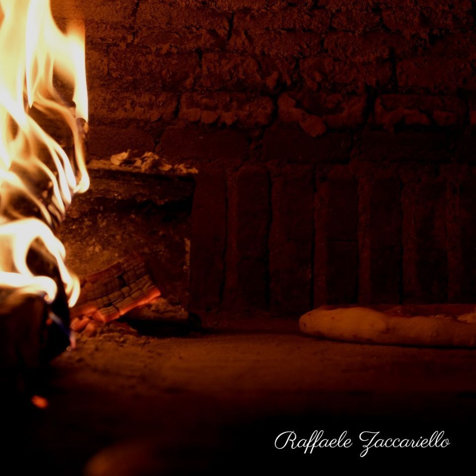 pizza cotta in forno a legna