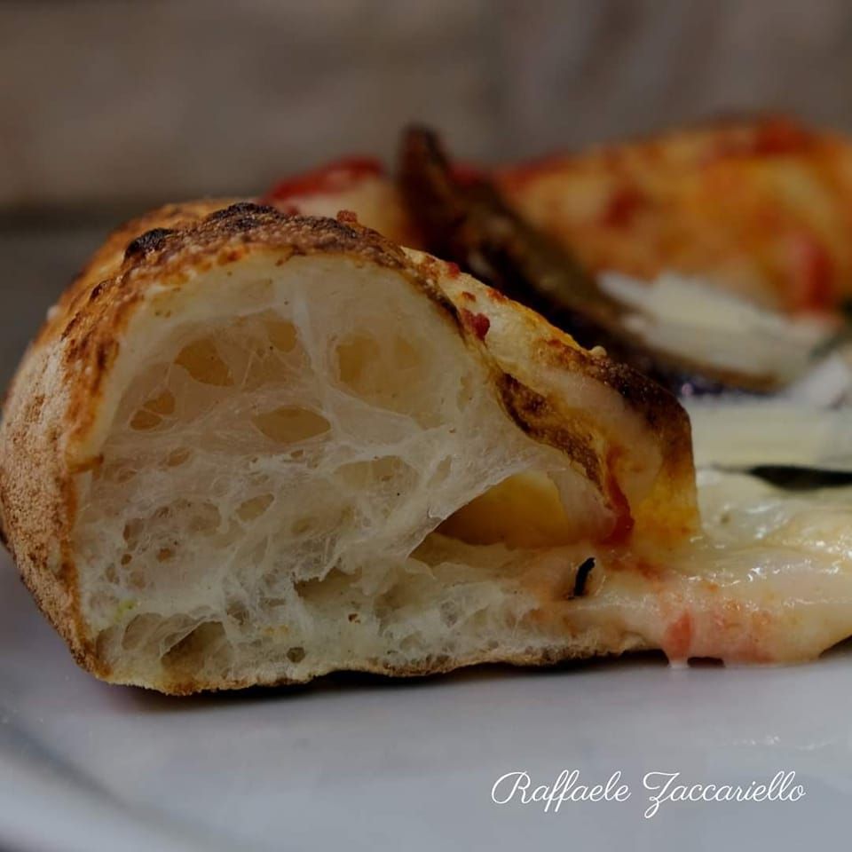 cornicione pizza ben lievitato