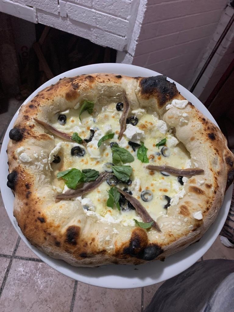 pizza bianca con acciughe e olive nere