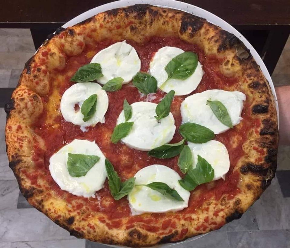 pizza con mozzarella di bufala fresca