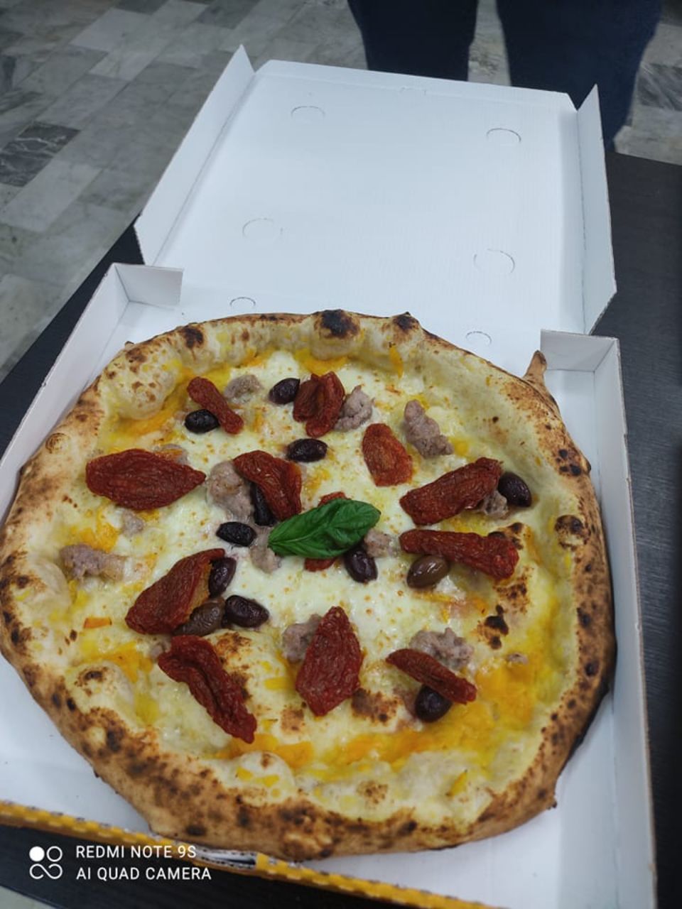 pizza con pomodorini secchi