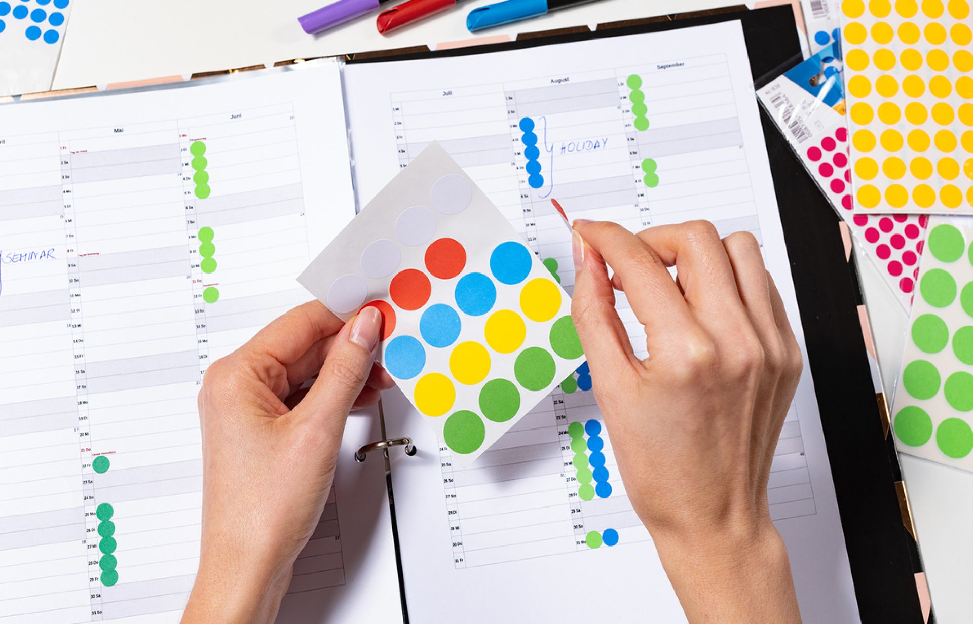 etiquetas da herma sendo coladas na folha