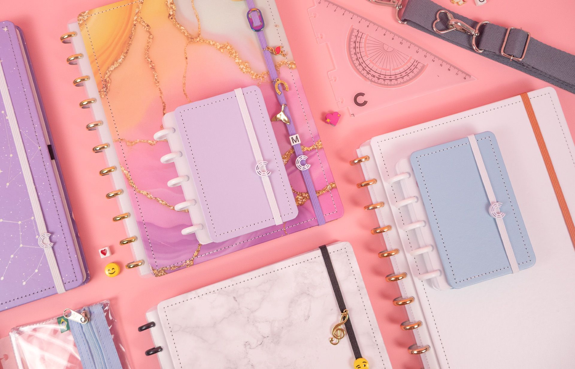 Diversos cadernos de discos do caderno inteligente na mesa