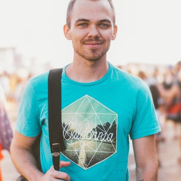 A man wearing a blue t-shirt with the word california on it