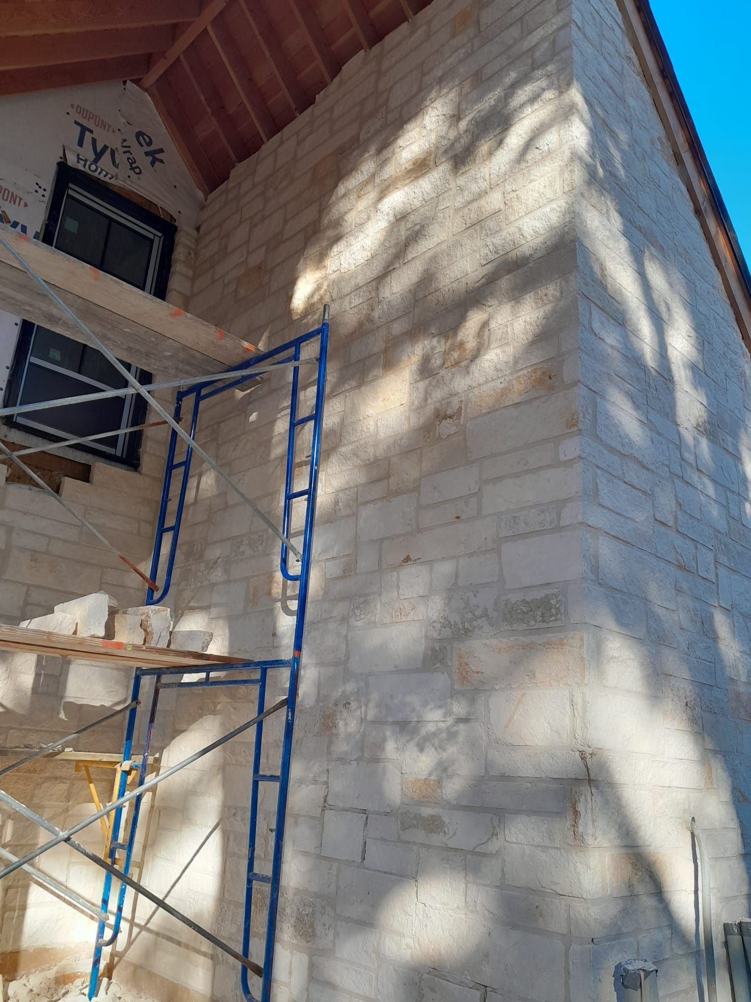 A scaffolding is sitting on the side of a building.