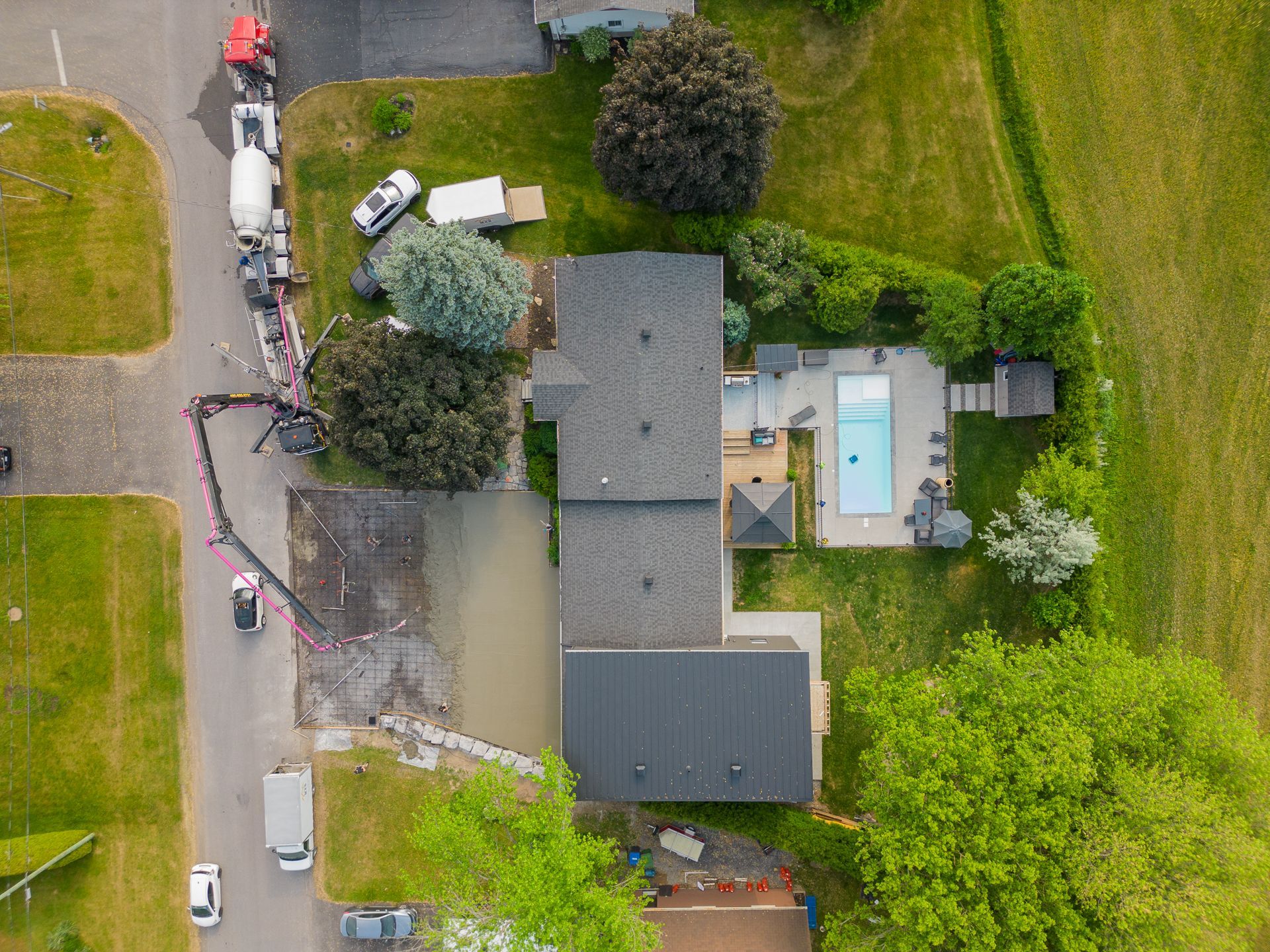 Une vue aérienne d’une maison avec piscine dans la cour.