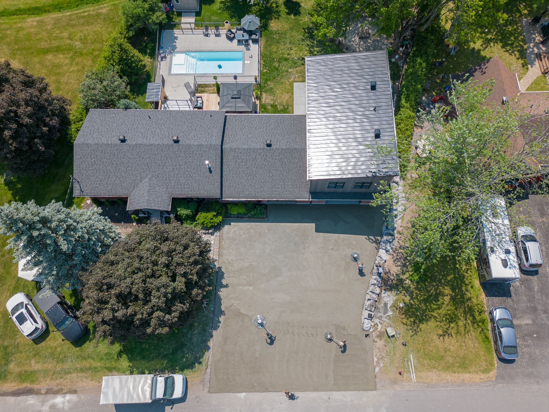 Une vue aérienne d’une maison avec piscine dans la cour.