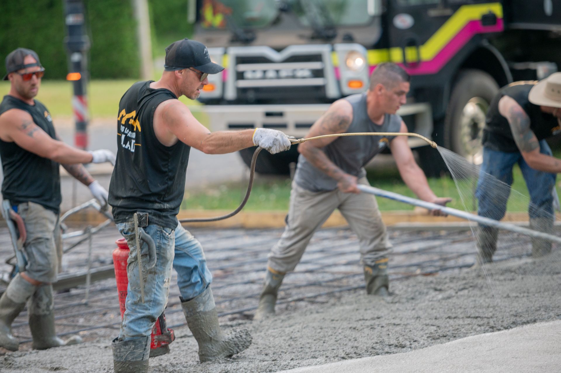 Un groupe d'ouvriers du bâtiment travaillent sur une route.