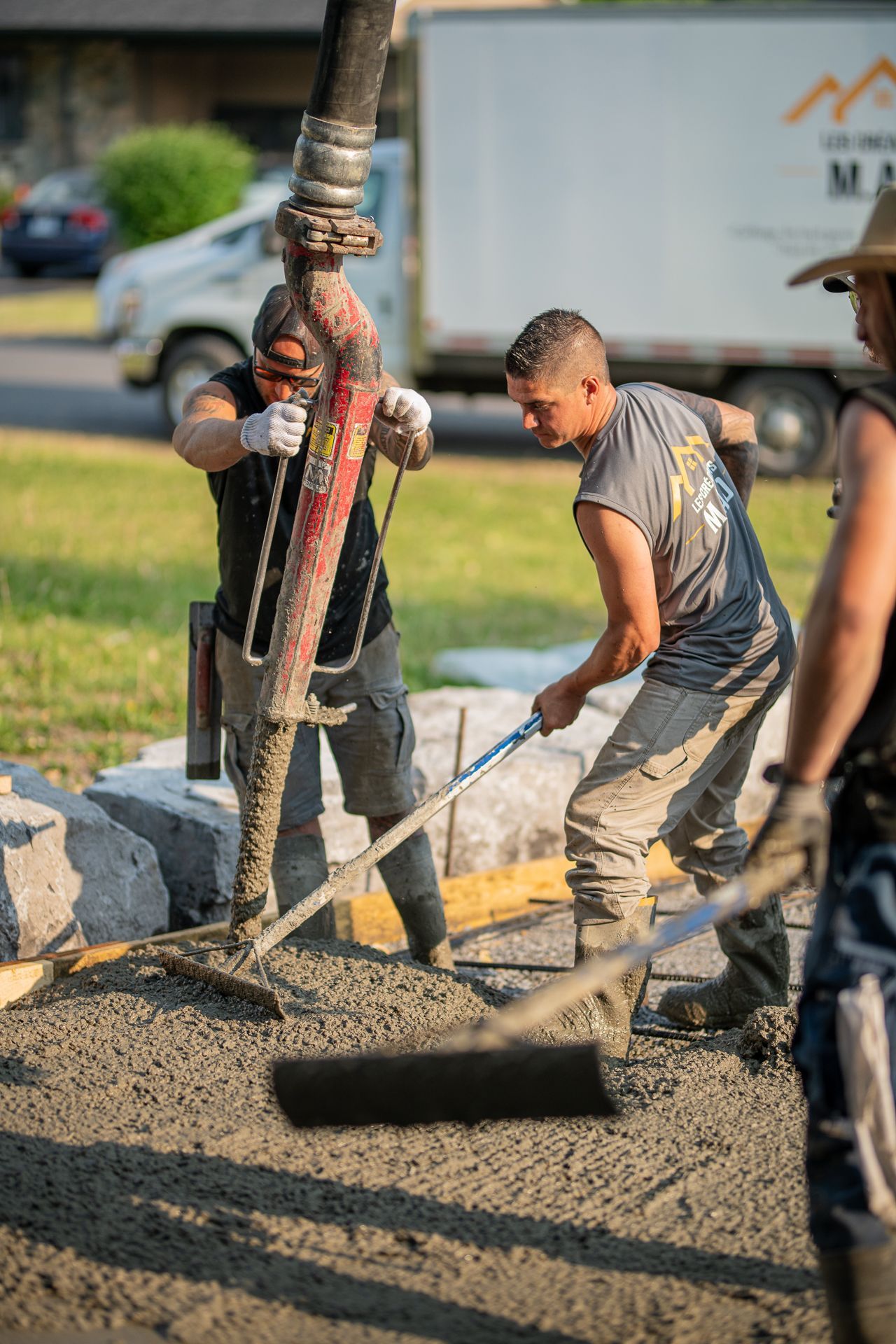 Un groupe d'ouvriers du bâtiment travaillent sur un trottoir.