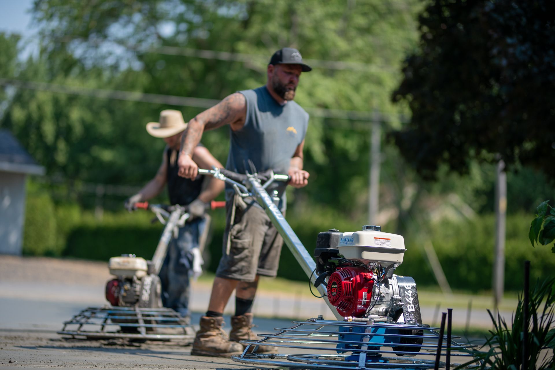 Un homme se tient à côté d’une machine sur un trottoir.